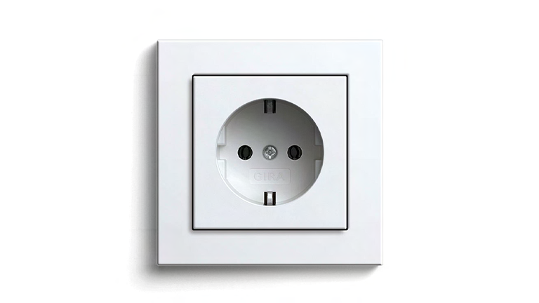 Nahaufnahme weiße Steckdose, Ansicht von vorne 